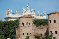Lateran - Porta San Giovanni i szczyt bazyliki San Giovanni in Laterano. Foto: Andrzej Borzym