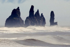 ...z wód Atlantyku sterczą rozczapierzone palce skał Reynisdrangar. Foto: Anna Potapowicz