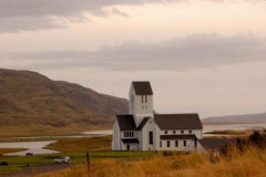 Katedra w Skálholt, zagubiona wśród wygasłych wulkanów i rozlewisk, to formalnie najstarszy kościół chrześcijański Islandii. Obecny kościół jest pierwszym murowanym w tym miejscu - jedenaście poprzednich świątyń zbudowano z drewna. Foto: Anna Potapowicz