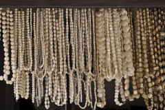 …kupując m.in. ochrydzkie perły (biżuterię z łusek tutejszej endemicznej ryby). Fot. Artur Mikołajewski
