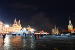...i Placu Czerwonego. GUM wciąż w świątecznej iluminacji, po prawej kremlowska Wieża Spasska, w perspektywie sobór Wasylego Błogosławionego. Fot. Piotr Węgiełek