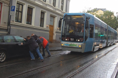 Podróże po Oslo nie były jednak łatwe – tu próbujemy przestawić samochód tarasujący tory tramwajowe. Foto: Anna Potapowicz